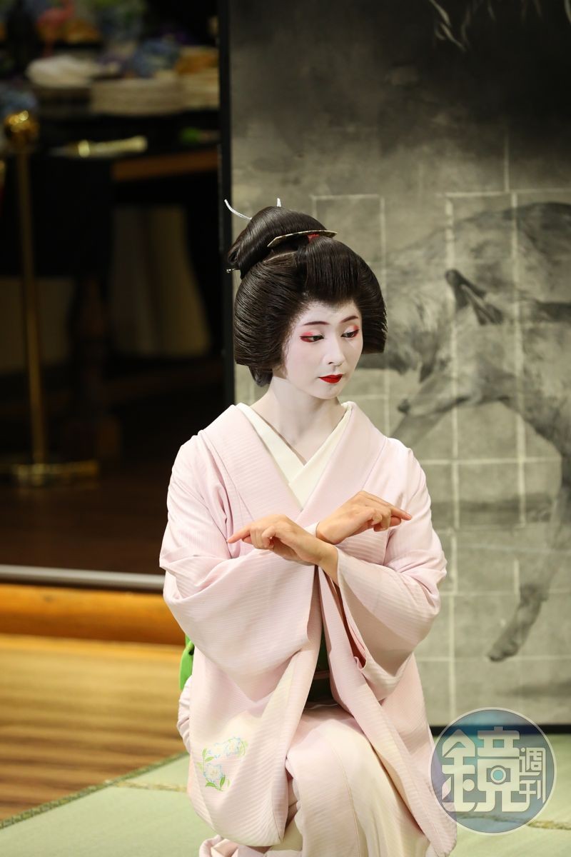 在藝伎美羽子小姐表演的〈東山名所〉中,真的能感受東山的悠久歷史與古都情懷。