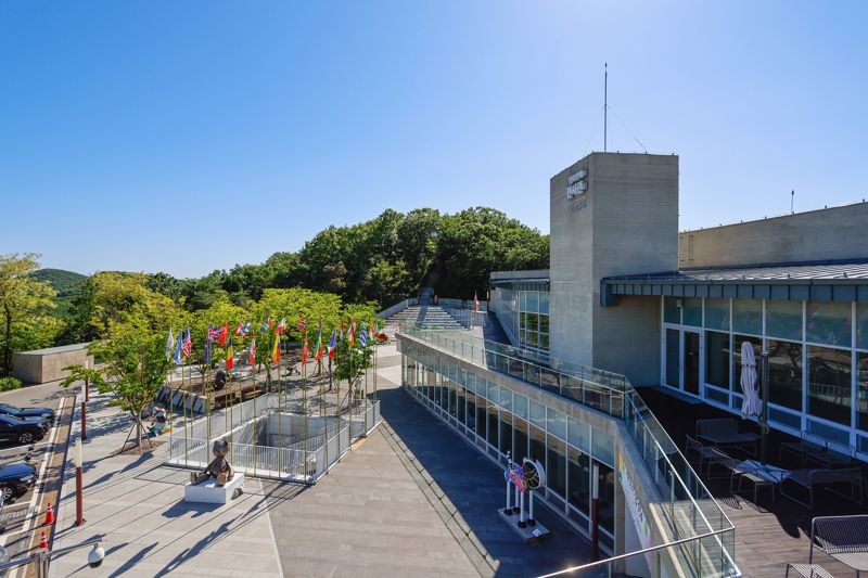 「愛妓峰和平生態公園」的展覽館是現代感十足的建築設計,大片的落地玻璃讓自然光線灑入,與戶外的綠意融為一體。(韓國觀光公社旅遊作家提供)