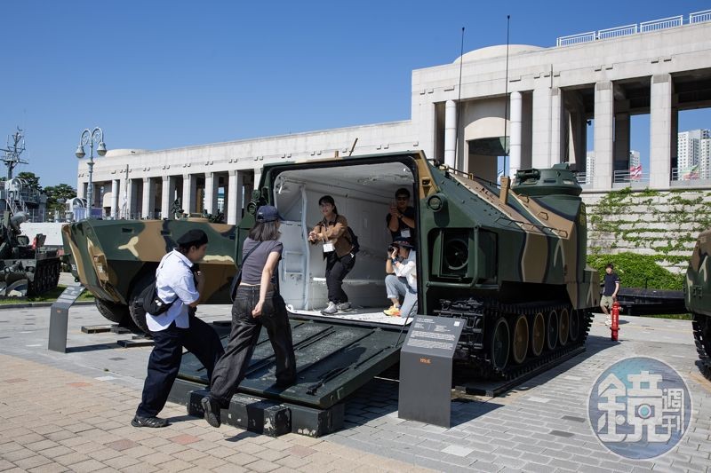 武器展示區的登陸艇、戰鬥機部分也開放遊客攀登或進入乘坐及觀看。