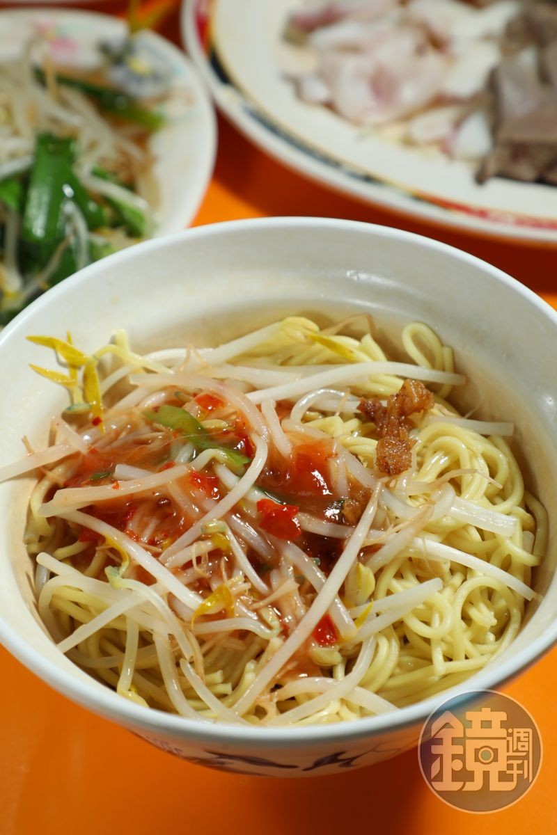 「乾麵」上頭會灑一點甜辣醬,可以拌勻了吃。(20元/碗)