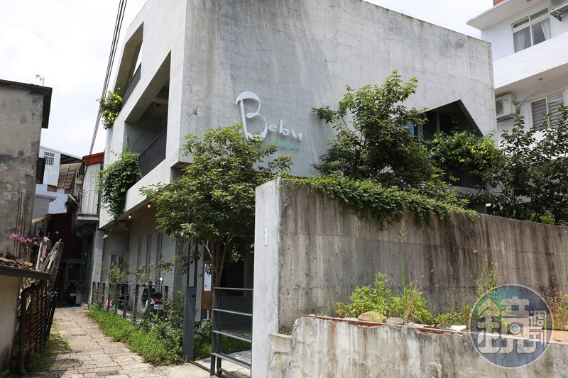 「Bebu春嬌粄條」座落北埔老街旁安靜巷弄,是一間開在獨棟清水模建築內的客家餐廳。