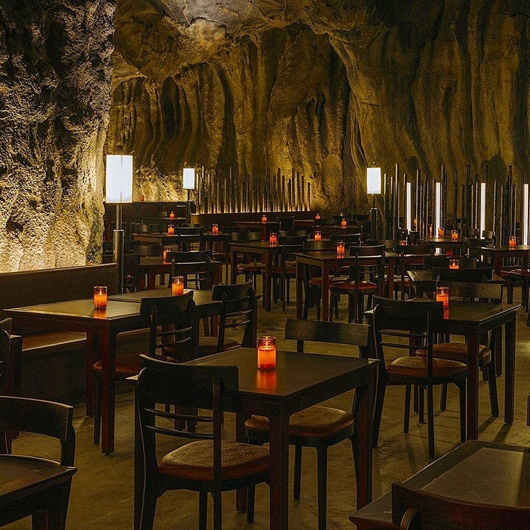 園區還有亞洲首家洞穴餐廳「Cavern Restaurant」!以馬來西亞砂拉越的姆魯洞穴為靈感,打造長達 200 公尺的人工洞穴,並穿插大量的人工鐘乳石造景以及水晶吊燈,打造氛圍感滿滿的夢幻餐廳。
