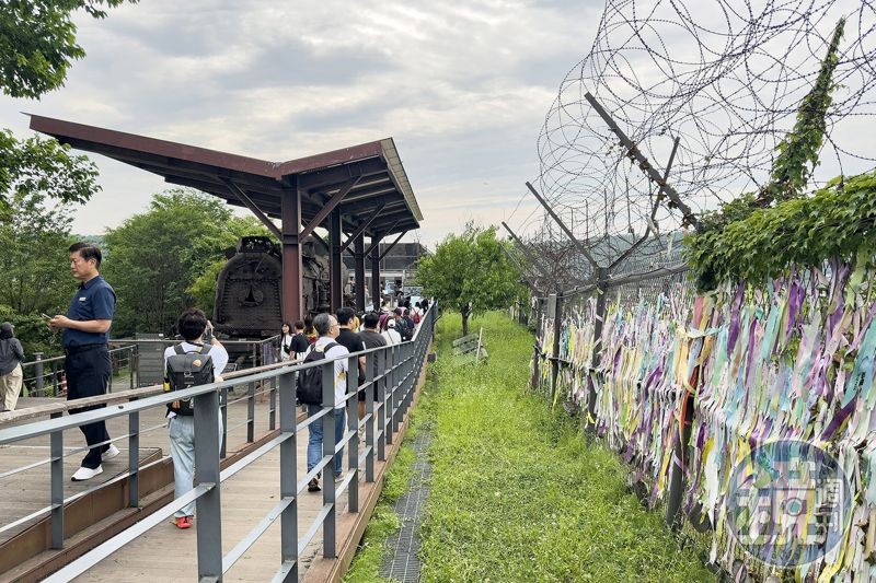 自由之橋下方的長廊除了展示蒸汽火車，鐵絲網上也掛著來自世界各地對和平的嚮往與祈願。