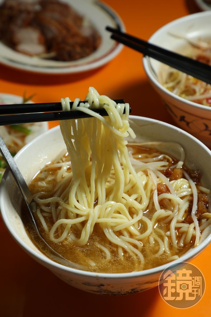 「湯麵」的湯頭濃郁,油蔥香氣撲鼻,價錢更是佛心價。(20元/碗)
