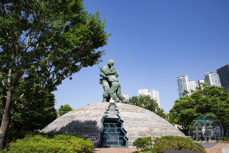 戶外廣場上的「兄弟像」,是這趟旅程最令人動容的畫面,濃縮了骨肉相殘的哀傷感。