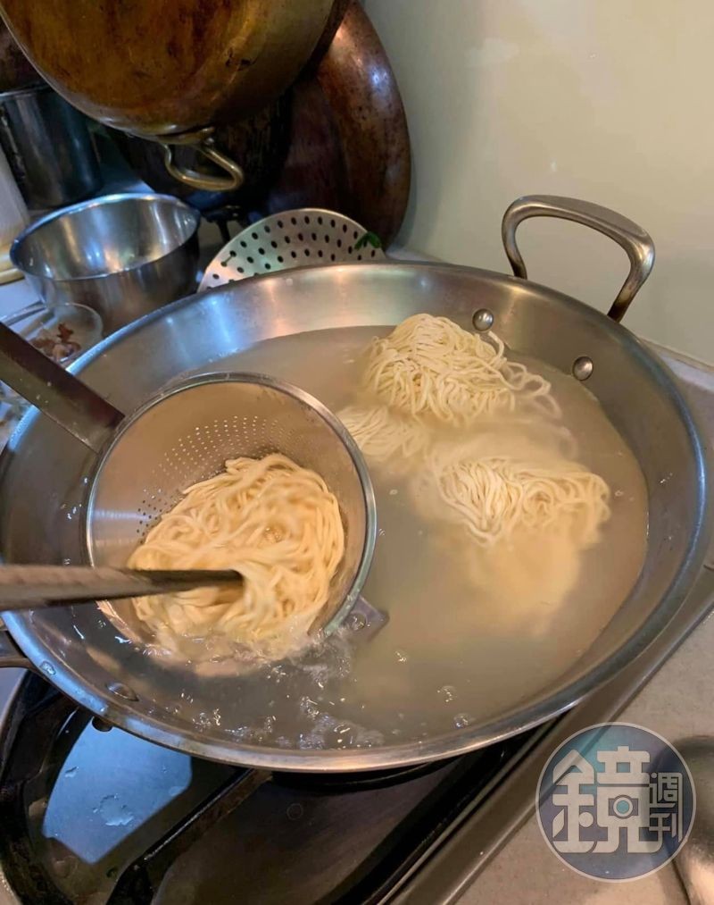所謂「切仔麵」是指煮麵時,盛麵的漏勺在滾水中切切切切的動作。