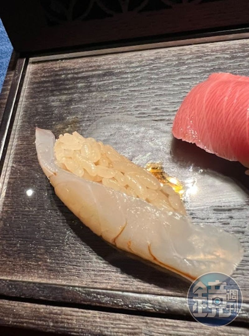 女將押野素子教我，把壽司往左翻倒，夾取時將壽司微微傾斜，讓魚料靠在舌尖上入口，最能感受魚鮮風味。