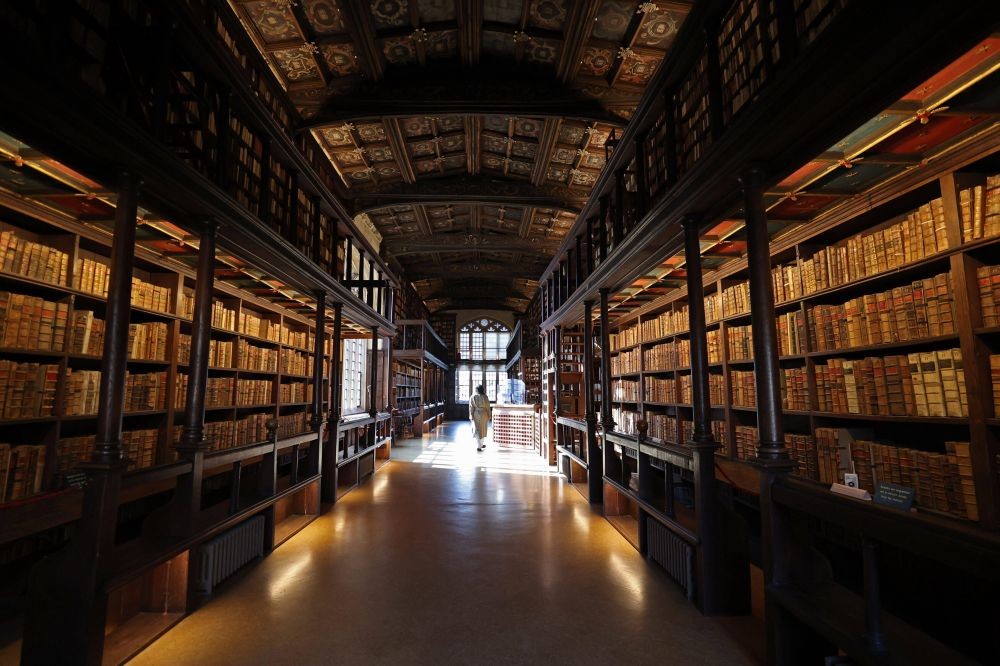 作為牛津大學博德利圖書館（Bodleian Library）中，最古老的閱覽室， 漢弗萊公爵圖書館（Duke Humfrey’s Library）的歷史可追溯至 15 世紀。圖書館曾在宗教改革期間失去大部分藏書，後於 16 世紀末由托馬斯・博德利爵士（Sir Thomas Bodley）重建並重新開放，至今，館內依舊保留著原始橡木書架與手繪天花板，歷史氛圍濃厚，亦是古典學術殿堂的象徵。