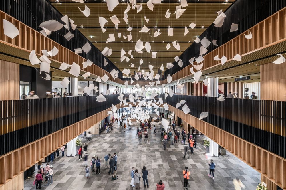 在張瑪龍陳玉霖聯合建築師事務所 MAYU Architects 與荷蘭 Mecanoo Architecture 共同設計下,台南市立圖書館總館以倒階式量體層層向上堆疊,如同書本堆疊的意象,呈現出都市與自然之間的過渡層次。建築由纖細柱列所撐起,如竹林般輕盈通透,與在地意象巧妙結合。