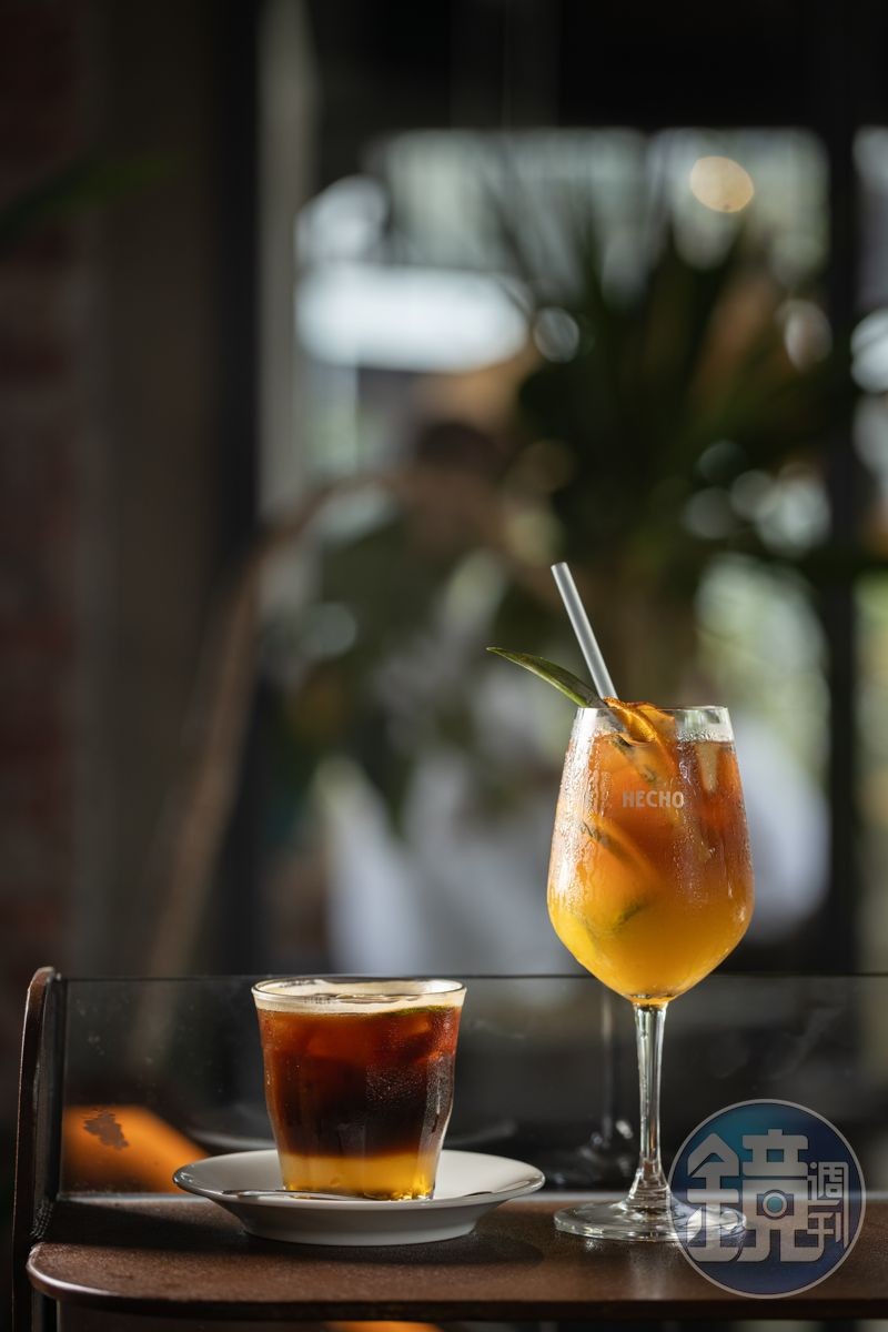 「香檸西西里咖啡」(左,160元/杯)與「百匯水果茶」(右,150元 /杯)都是夏日最受歡迎的酸甜滋味。