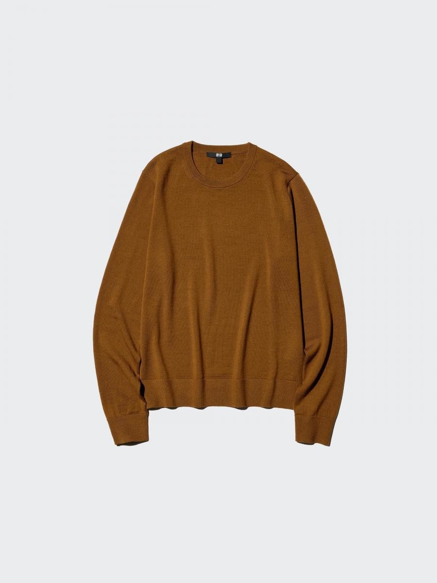 Uniqlo 每年入冬的必買單品絕對是美麗諾毛衣，輕薄、多色好搭配的特性，很適合搭配高腰褲紮進褲子裡，或是與短裙混搭，皆能創造好氣質。