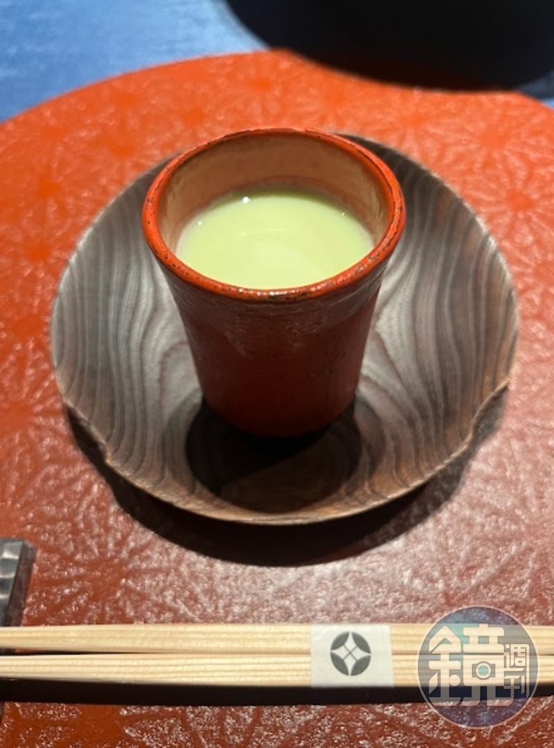 首先登場的毛豆冷湯，看似簡單樸素，卻令人回味不已。