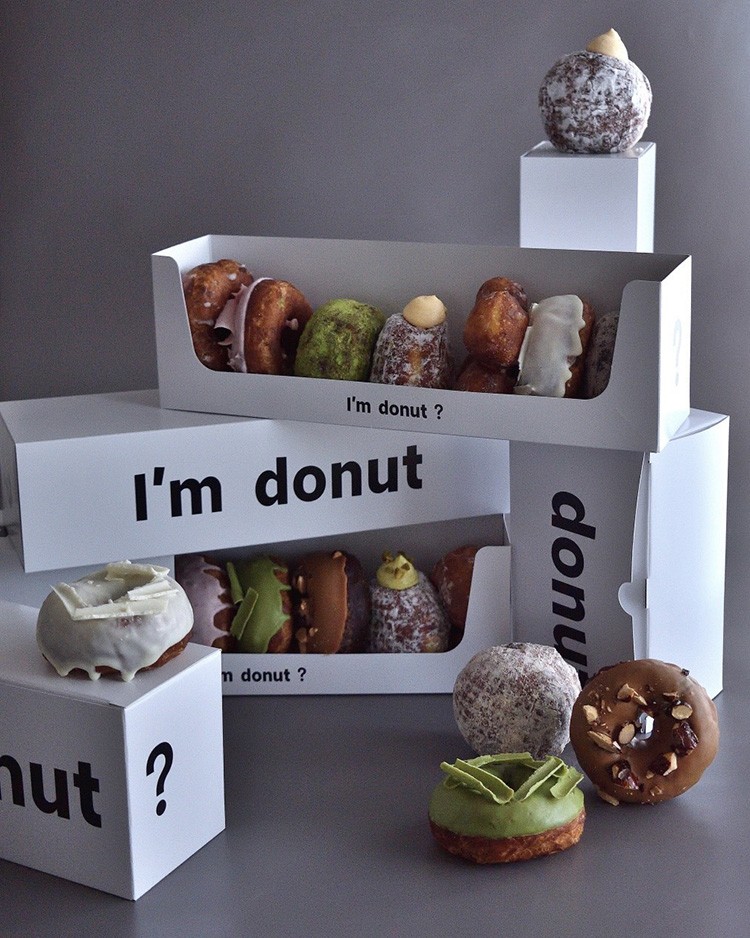 一開幕就造成全台轟動、甚至要吃一顆必須排上半天的「I’m donut?」發跡於日本福岡，店家的甜甜圈在特製麵糰裡加入了大量奶油和烘烤南瓜，使麵糰本身就帶有濃郁香氣，經過長時間低溫發酵之後，則變得更加柔軟且富含彈性，最後以高油溫下去迅速酥炸，才形成那入口即化的「生」口感。