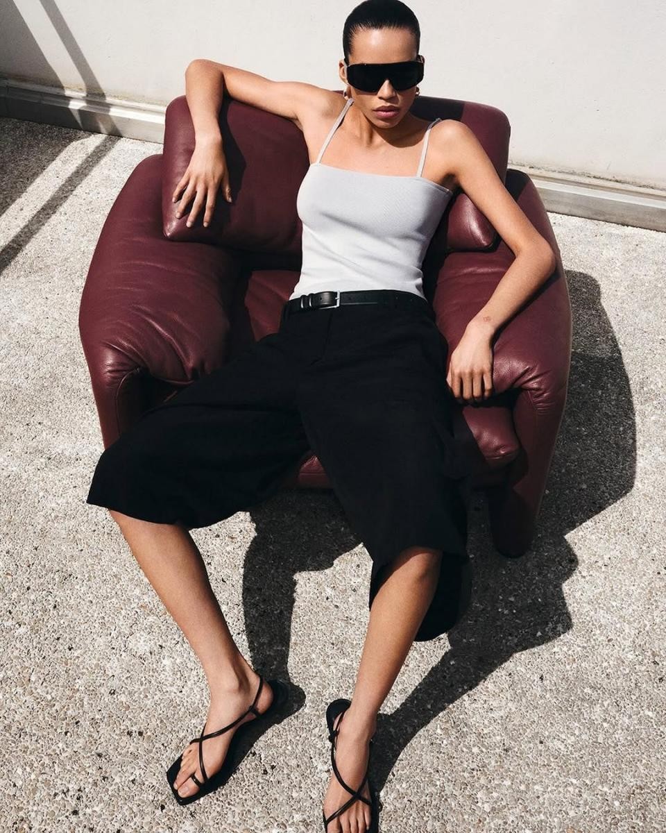 選對鞋子能讓整體比例大加分。若想顯高顯瘦,可以搭配有跟的涼鞋、厚底鞋或坡跟鞋;想展現青春活力
