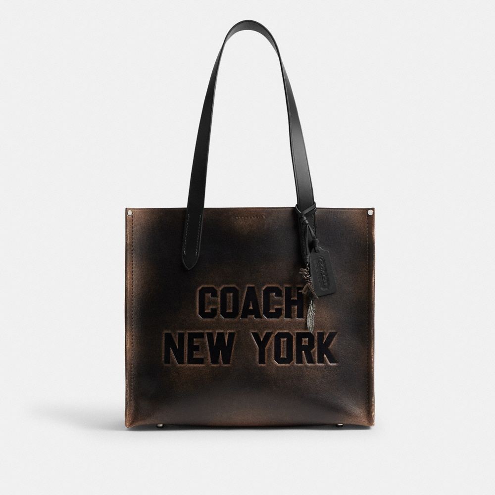在本季 Coach 以「Loved Leather」為題，推出一系列仿舊揉製的皮革包款，其中這只「Relay34」的托特包，用中型的尺寸的托特包為設計軸心。