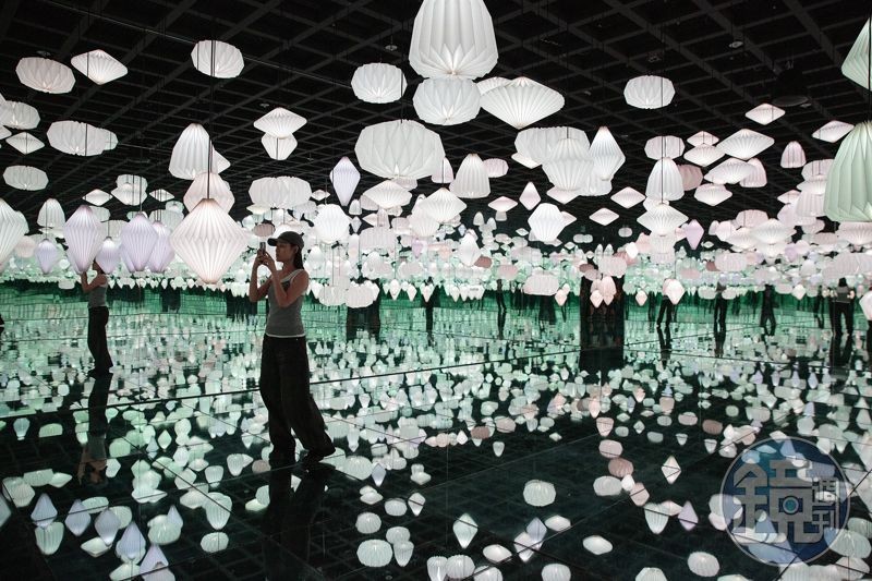 坡州「MUSEUM HEI」以光影、聲音、3D投影,打造出沉浸式的藝術空間,引導觀眾進入奇幻美學。