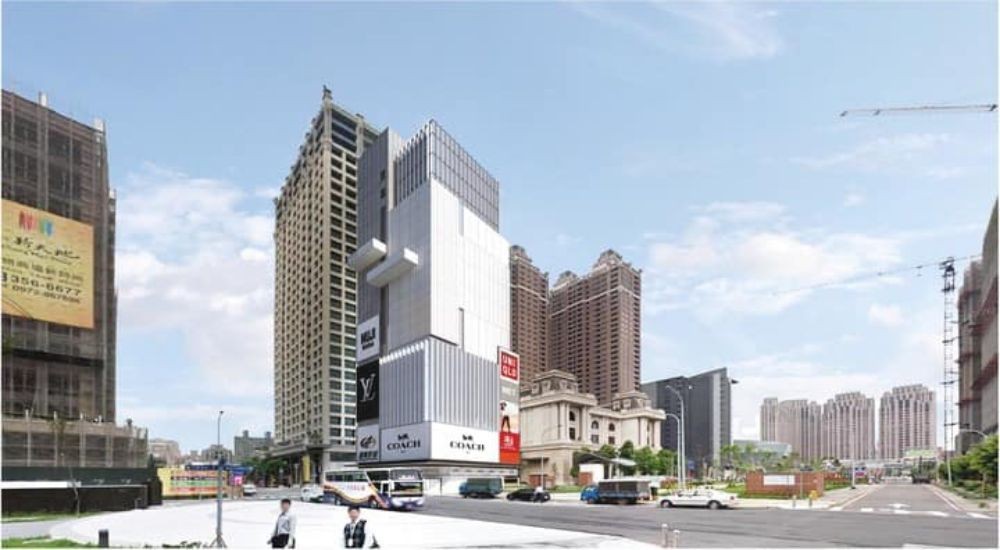 坐落於桃園區同德五街跟藝文二街交叉口,將迎來京站百貨(Q square 京站時尚廣場 桃園店),一共規劃地上 13 層樓、地下 5 層,以「綠光有氧新空間」、「沉靜體驗新生活」為主軸,融入商場以及餐飲空間。
