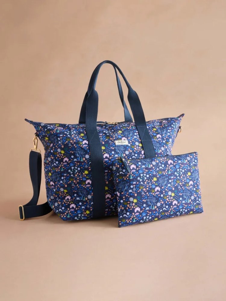 源自英國的時尚生活品牌Cath Kidston，這款經典折疊旅行袋以深藍底色搭配活潑碎花圖案，附有同款收納袋。
