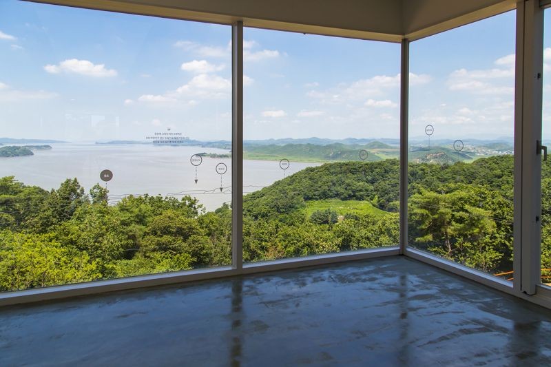 從展覽館二樓的落地窗,可以遠眺北韓的景色。(京畿觀光公社提供)