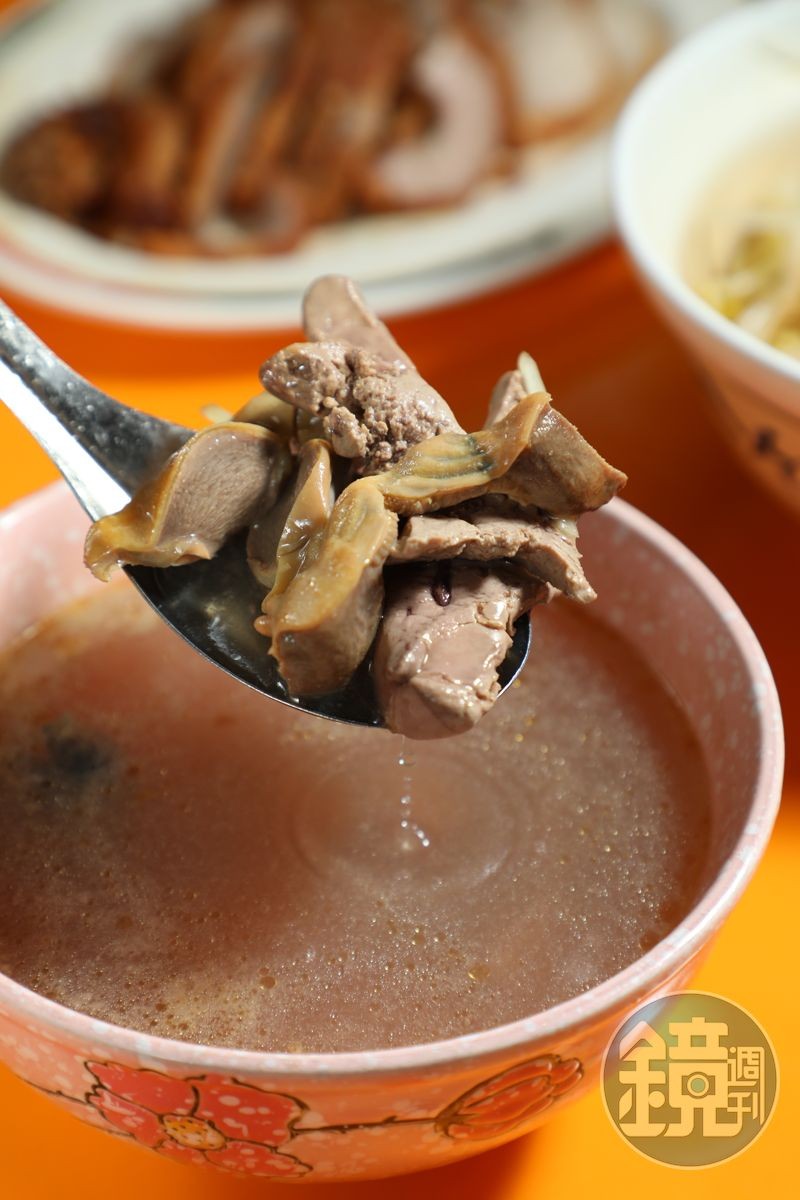 「下水湯」包含雞肝、雞胗、雞心,麻油調味的湯頭居然一點不膩。(50元/碗)