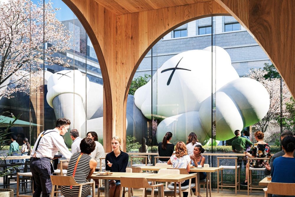 這項全新計畫 Japa Valley Tokyo，最大的亮點之一，莫過於巨型 KAWS 雕塑將進駐園區。透過極具強烈的視覺性地標，在吸睛之餘，也強化文化的深度與廣度。不僅找來 Pharrell Williams 與 NIGO 參與其中，也將結合藝術裝置、藝文活動、餐飲空間，交織出一坐多功能性的實驗場域。未來，從有樂町站出站以後，不僅有大型的裝置藝術，也有更深度的文化體驗。