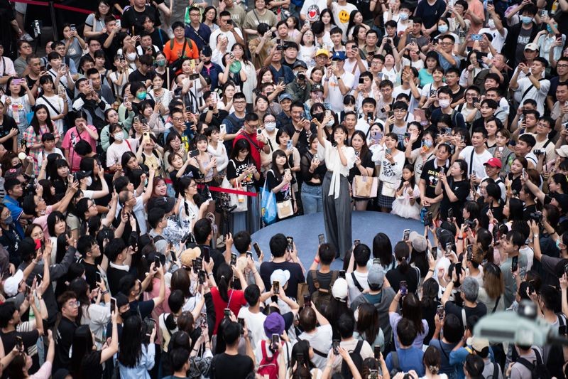 丁噹在台北香堤大道舉辦簽票會吸引超多粉絲。（相信音樂提供）