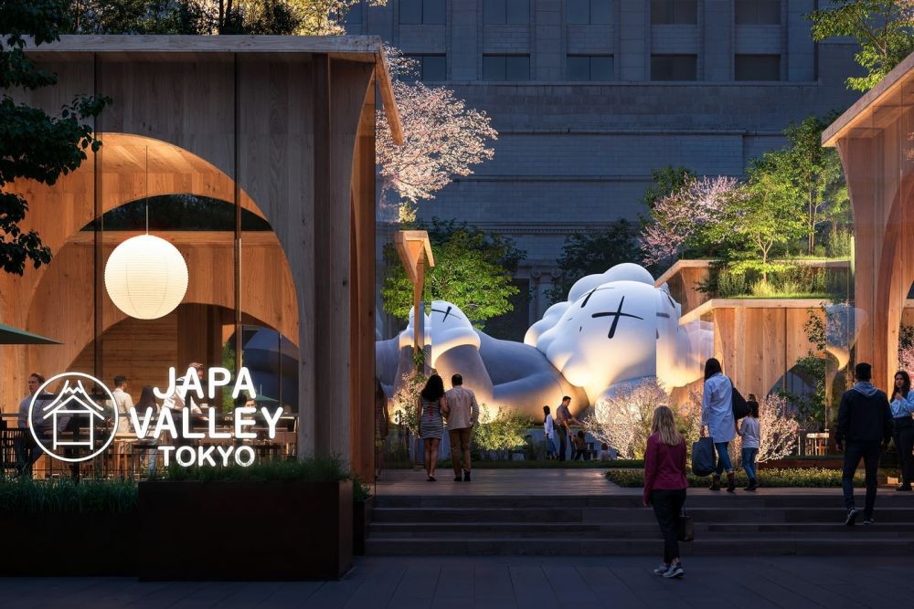 有樂町公園，最快將於 2026 年搶先登場。而由菲董、NIGO，以及 NOT A HOTEL，三方聯手的「Japa Valley Tokyo」需要等到 2027 年才會啟用，它既是商業場域，也是一種日本人對文化層面的另一種「表述」，在回應城市中的藝文脈動，提高生活品質之餘，也勾勒出城市的新輪廓，屆時將串連在地交通與龐大經濟體，成為國外旅人下一次造訪日本的目的地之一。