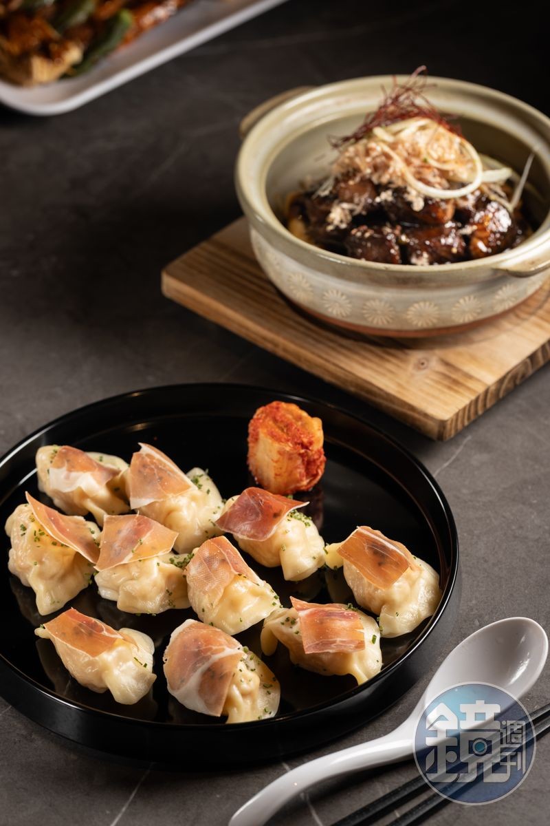 「媽媽的水餃」(前,330元/份)內裡為飽滿的鮮蝦與豬肉餡,搭配西班牙火腿;「壽喜黑椒骰子和牛」(後,1,280元/份)肉質軟嫩可口。