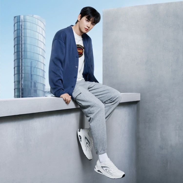 Skechers 由 Robert Greenberg 與其子 Michael Greenberg 於 1992 年在美國加州曼哈頓海灘創立。最初以休閒與滑板鞋切入市場，並以獨特的街頭風格迅速走紅。