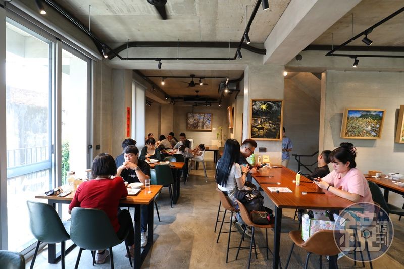 走進春嬌,少了傳統客家餐廳常見的花布與蓑衣,取而代之的是簡約 而雅緻的現代布置。