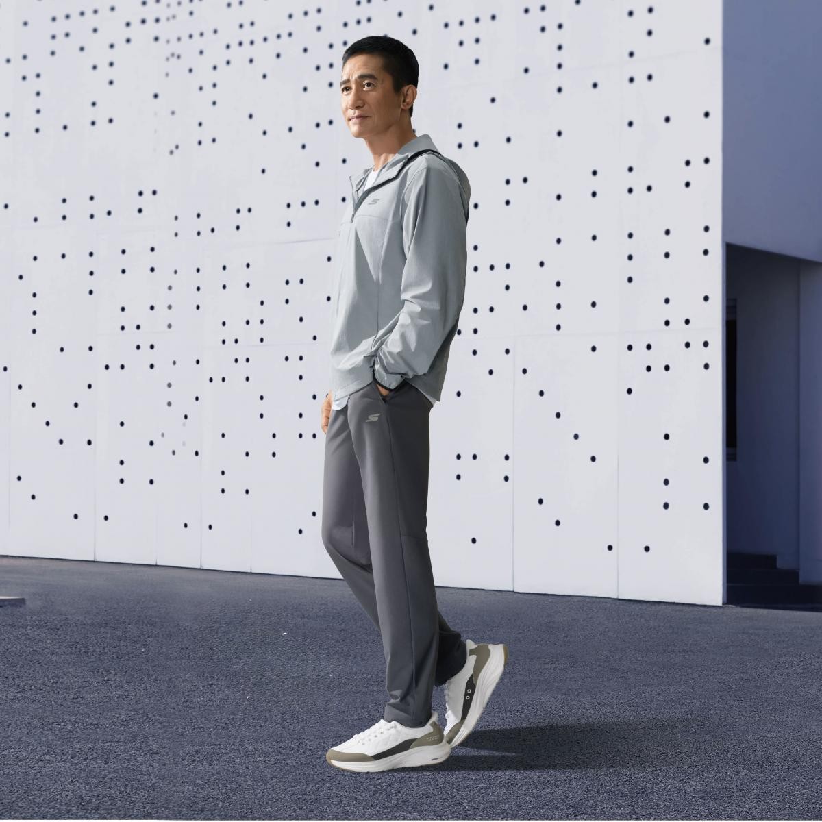 Skechers 看中梁朝偉在戲劇領域的深厚成就與影響力，選擇他作為品牌代言人，也是繼朴敘俊、車銀優之後，亞洲少見與品牌合作的重量級人物。