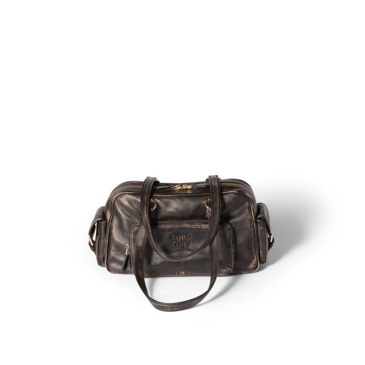 Miu Miu Pocket 仿舊皮革肩背包，商品價格 NTD 145,000。