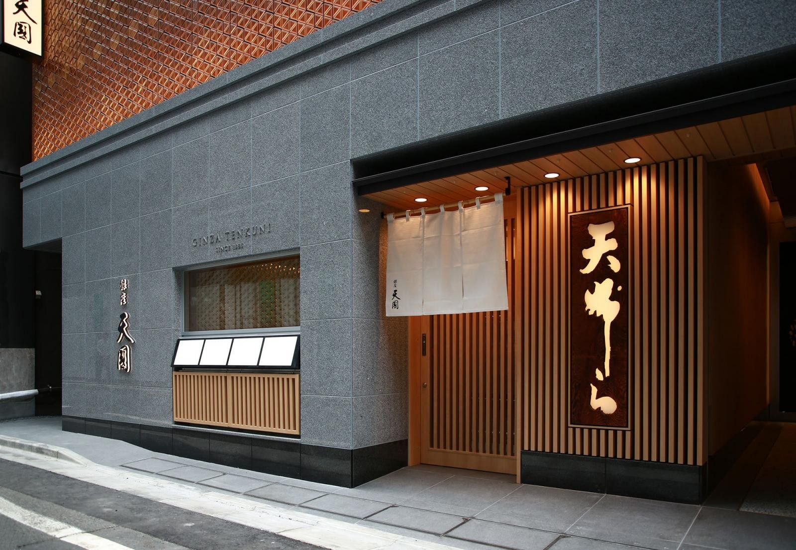 銀座天國創業於明治18年(1885年),歷經五個日本年號的演進,始終堅持「料理人精神」,專注天婦羅技藝的傳承並融入創新,塑造了經典而不陳舊的品牌形象。
