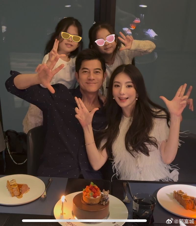 2017年郭富城與小22歲的老婆方媛結婚,最初外界並不看好這段婚姻,如今2人邁入婚姻第8年,且馬上要迎來第3個孩子。(郭富城微博)