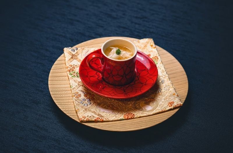 茶碗蒸裝在卡布其諾杯中登場，是味覺也是視覺饗宴。（赫士盟提供）