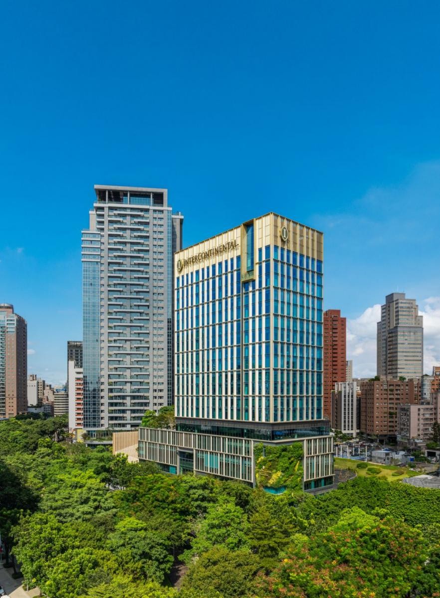作為台中首座國際五星級奢華酒店,勤美洲際酒店的建築設計融合台灣高山海拔意象,明亮的現代風格點綴自然景觀,內部的空間設計呈現當代奢華的風格,酒店五樓設有 24 小時開放的健身中心。作為全球指標性的酒店集團,勤美洲際酒店不僅堅持提供高品質的入住環境,對餐飲也十分講究,位於二樓的明娟樓則是以「粵菜」為主軸,更入選今年米其林指南。