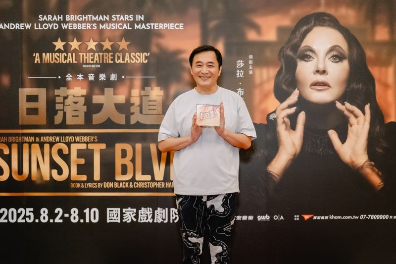 湯志偉帶珍藏30年的原聲CD來看《日落大道》。(寬宏藝術提供)