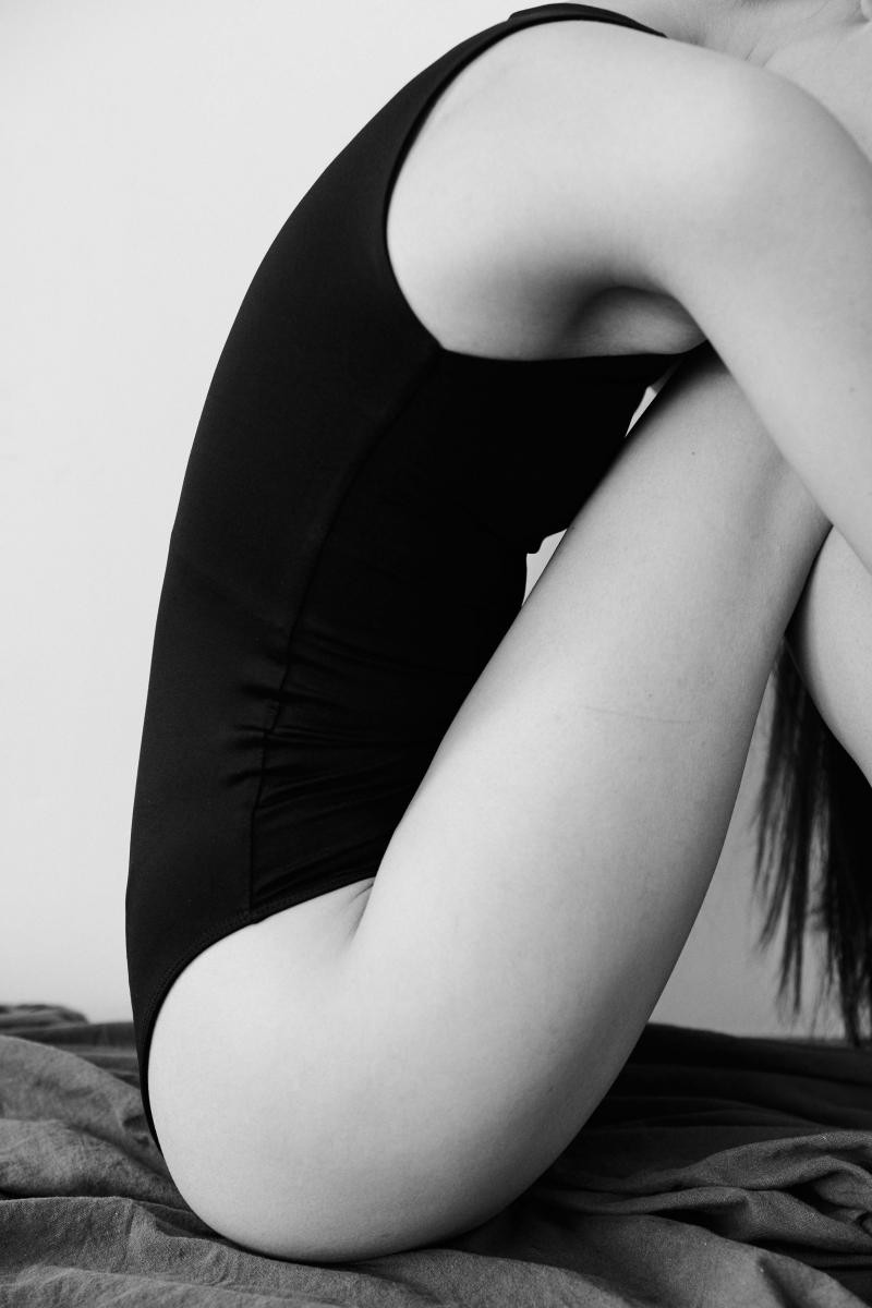 根據《自然回顧:內分泌學》(Nature Reviews Endocrinology)期刊指出,女性在更年期後,肌肉量減少、能量代謝下降,胰島素的作用變得遲鈍,血糖難以被有效利用;同時肝臟代謝胰島素的能力也變差,導致胰島素在體內長時間偏高。這樣的狀態會讓脂肪更容易堆積、發炎反應上升,長期下來不僅讓人越來越胖,也會加速卵巢退化、影響心血管與免疫系統。研究顯示,這類「代謝型發炎」甚至和阿茲海默症(又稱失智症)、糖尿病及中風風險等疾病高度相關。