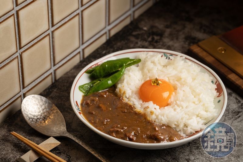 「黃金和牛咖哩」用的是牛腹肉的絞肉,辣味來自京都「祇園味幸」出品的黃金一味辣椒粉,拌入黃金蛋的蛋黃滋味更銷魂。(420元/份)