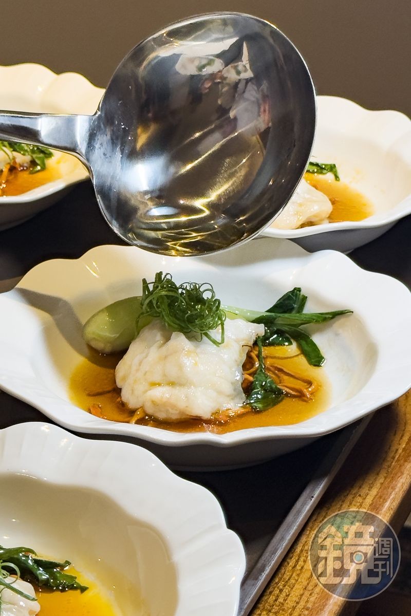 「鮮花椒蟲草花蒸龍躉柳」淋上秘製魚露醬汁及熱油爆香,讓整道菜餚更加麻香提鮮。