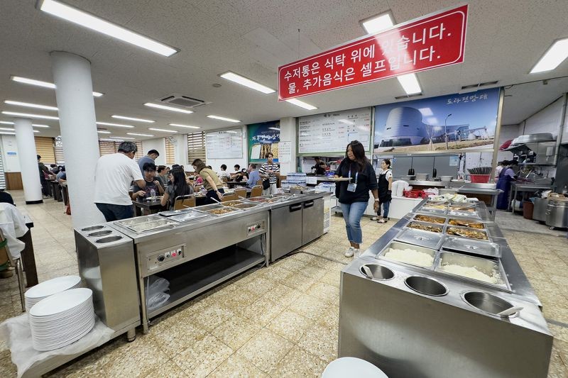 在統一村婦女會經營的餐廳享用韓式自助餐，食物溫暖而紮實，每一口都蘊含著土地的滋味與生活韌性。