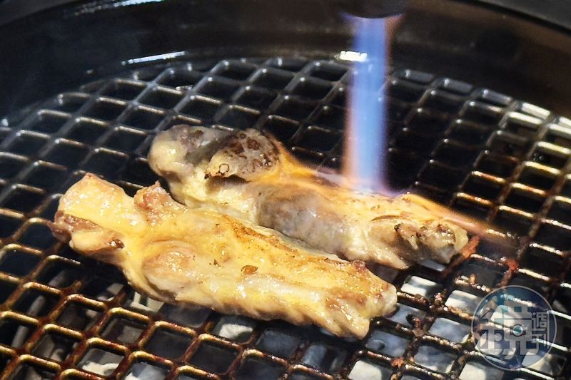 開胃菜後的第一道烤「雞頸肉芯」,搭配炙燒,讓雞肉保持外層微焦,肉質Q彈多汁。