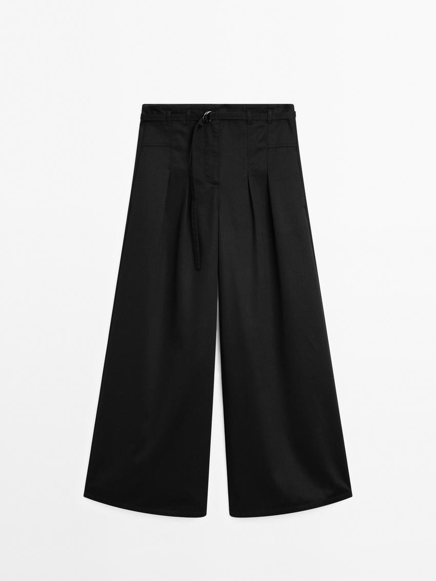 這件黑色超寬西裝褲來自 Zara 姐妹牌Massimo Dutti,該褲款以中高腰為設計,並加入更誇張的線條,讓女孩在穿搭上能更有特色。
