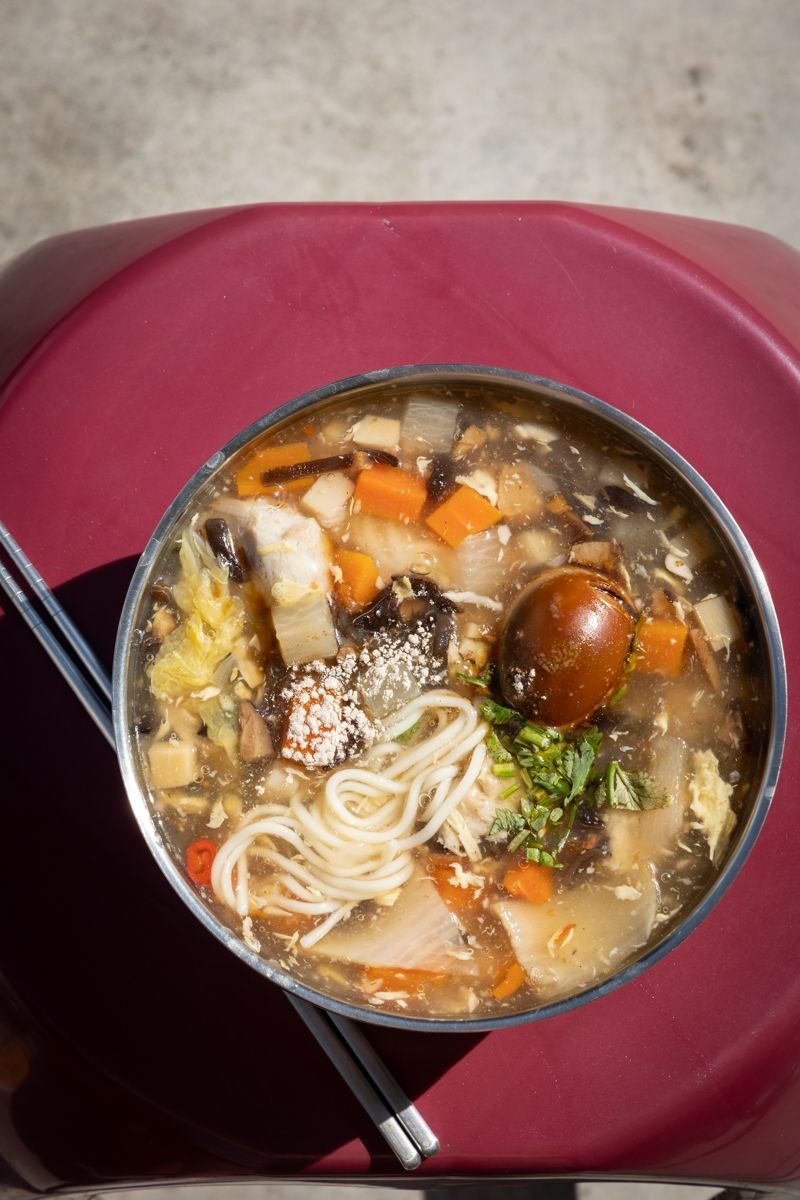阿宗魯麵的湯頭是用扁魚、洋蔥、蒜末、辣椒爆香，再加上烏醋和五印醋調味。裴社長評價道，有總舖師才會注意到的細節和堅持，很有水準。（鏡週刊提供）