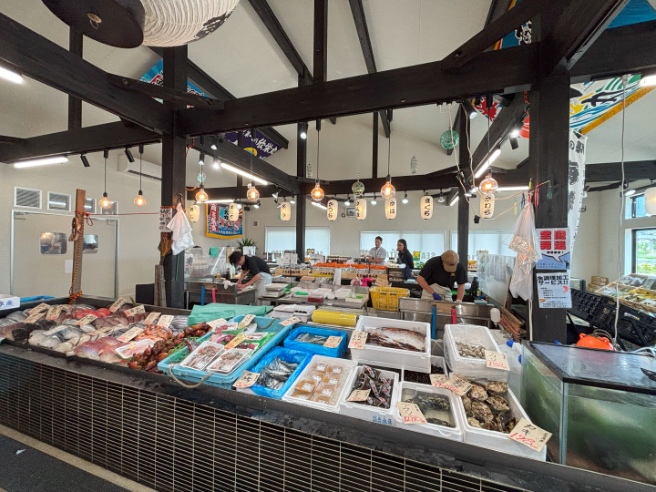 ▲魚之駅的海鮮市場不只可以購物還能現場品嚐。　圖：向日遊／提供