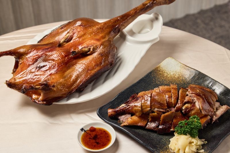拍扁掛爐的琵琶鴨外皮酥脆、醃香入骨,是需預訂才嚐得到的隱藏手工菜。