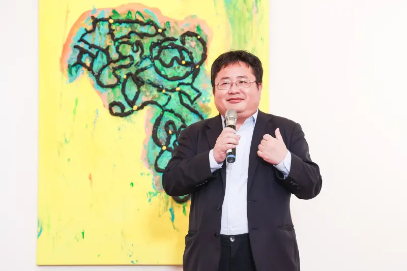 ▲印太戰略智庫執行長矢板明夫親臨《蘑菇一下》展覽現場。(圖/櫻崎露露提供)