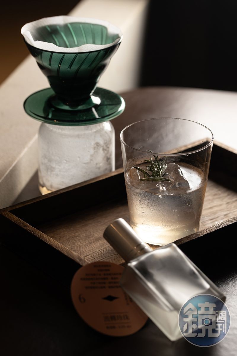 無酒精調飲「流轉珍珠」以椰子油澄清,搭配粉紅胡椒與黑雲杉木質香氣,風味細膩富層次,彷彿飲下一場森林的呼吸。(300元/杯)