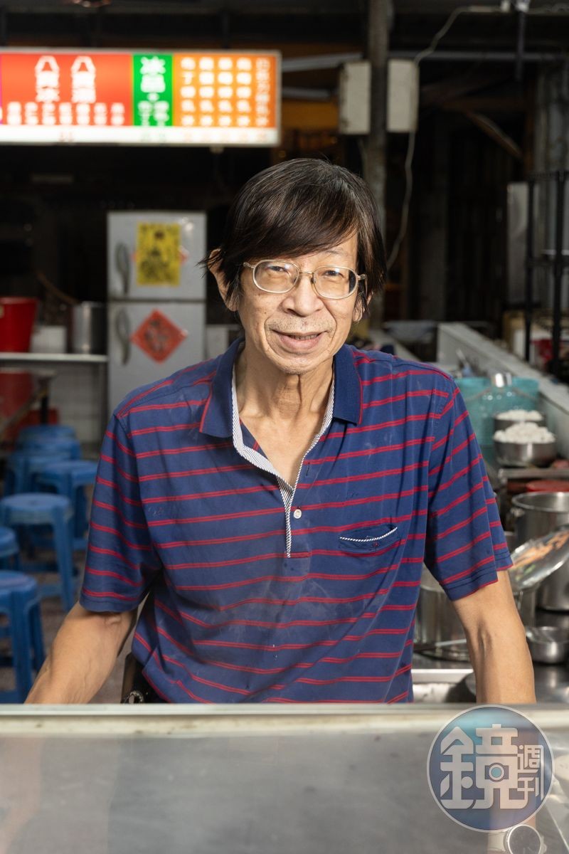 第二代老闆謝奇璋辭職後返鄉,接手家業延續老冰店。