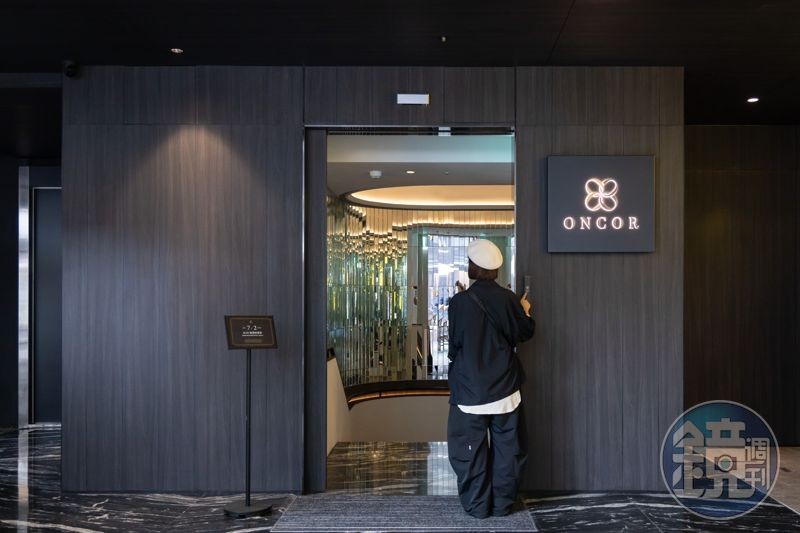 迎賓大廳弧形穹頂與金屬元素交織,搭配藝術光影,營造出內斂高質感。